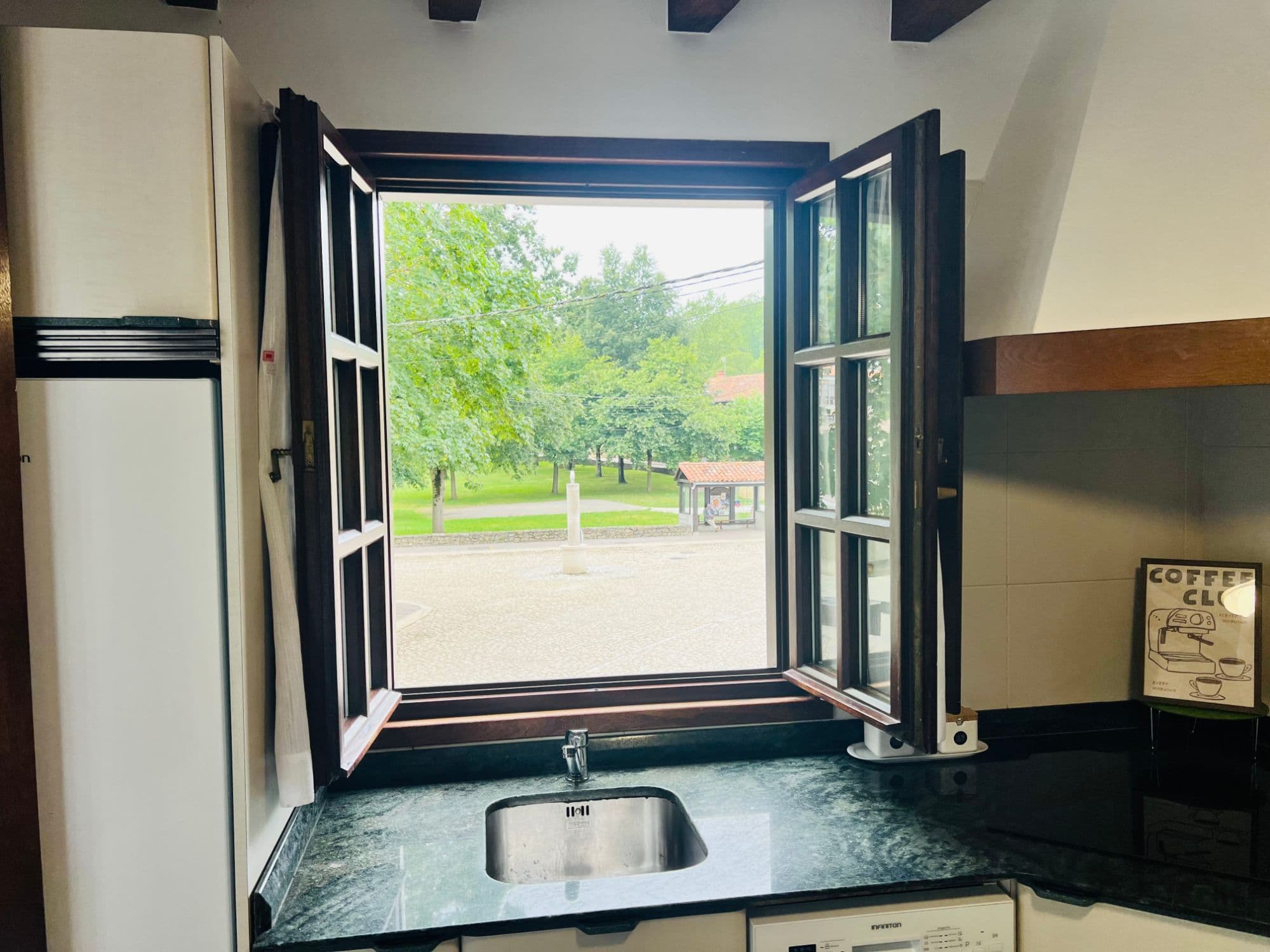Cocina con vistas al parque de Santillana