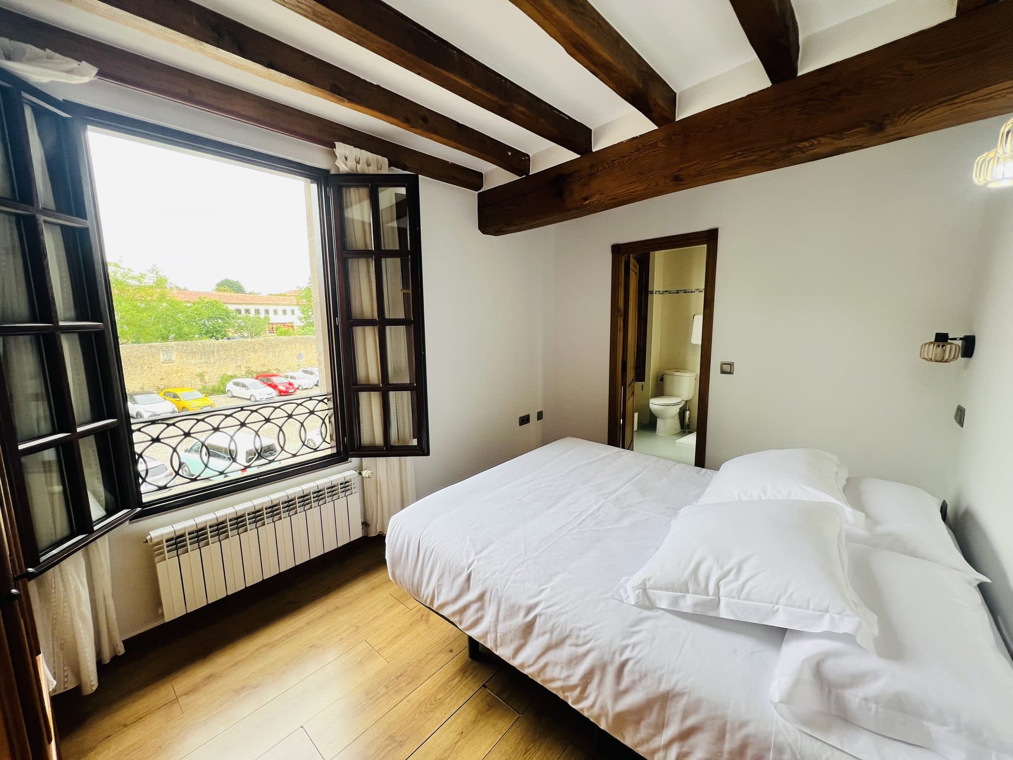 Dormitorio principal con vistas y baño en suite