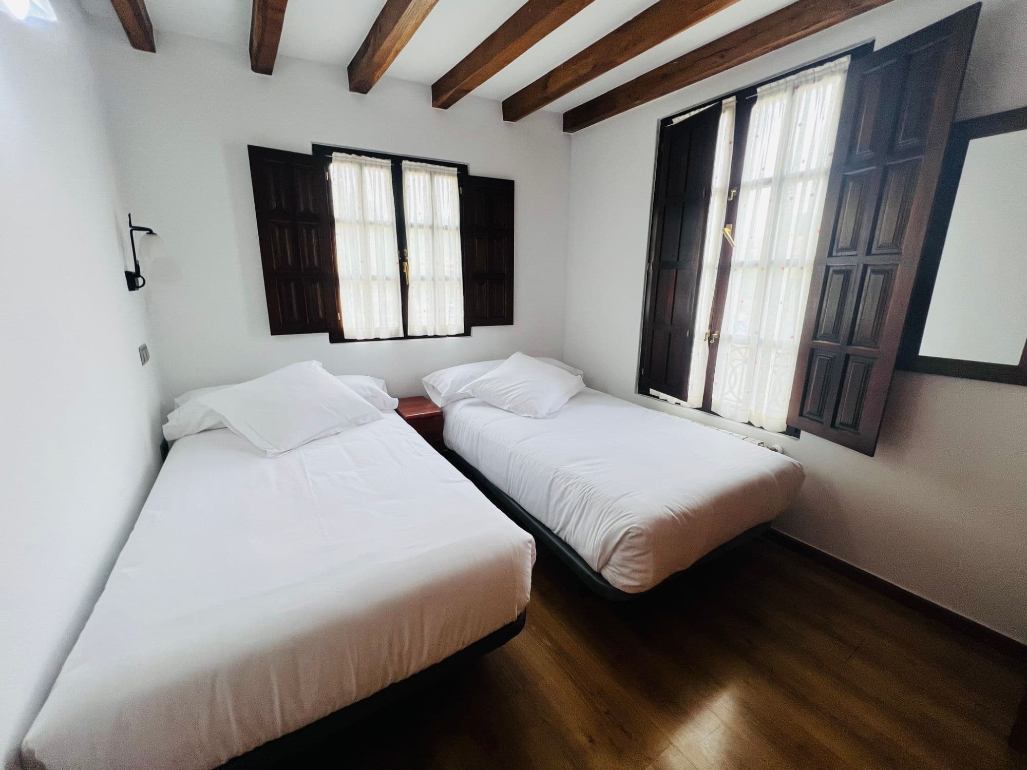 Segundo dormitorio, bajo las vigas originales