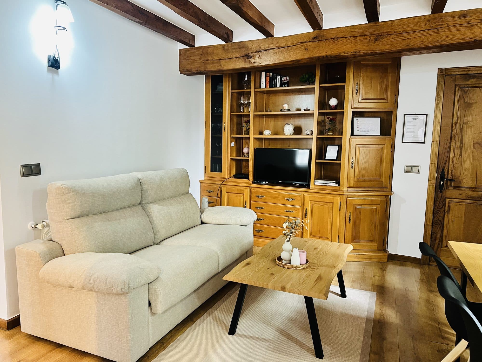 Salón del apartamento Entre Vigas, con la viga de roble original a la vista
