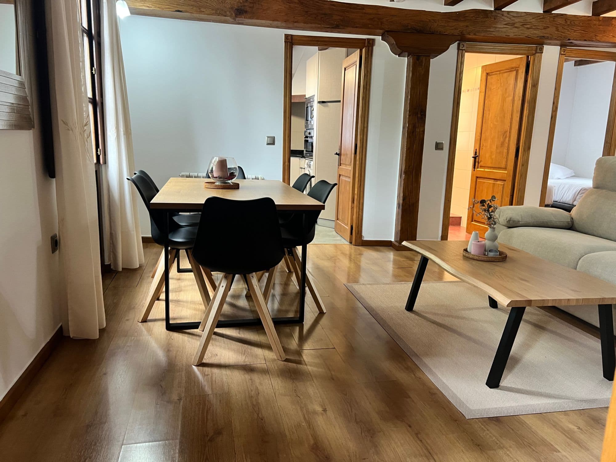 Salón comedor con vigas de madera a la vista